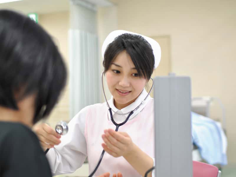 聴診器を使用する准看護学科の学生