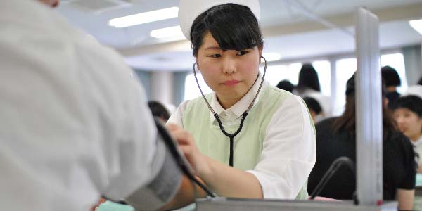 聴診器を使用する看護学科学生